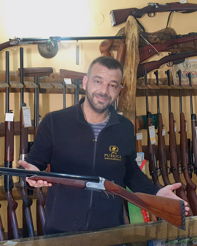 Duško Anđelković, osnivač firme Puškica sa lovačkom puškom